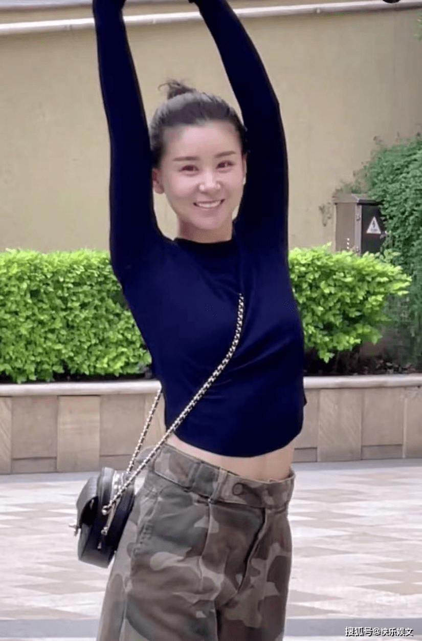 原创李小萌现身北京街头玩滑板不戴口罩笑容甜产后小腹平坦似少女