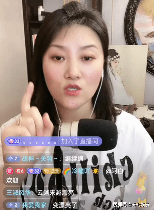 小峰宴请王小宝和关小平,喝高档洋酒,家里摆满名贵瓷器_赵本山_葛珊珊