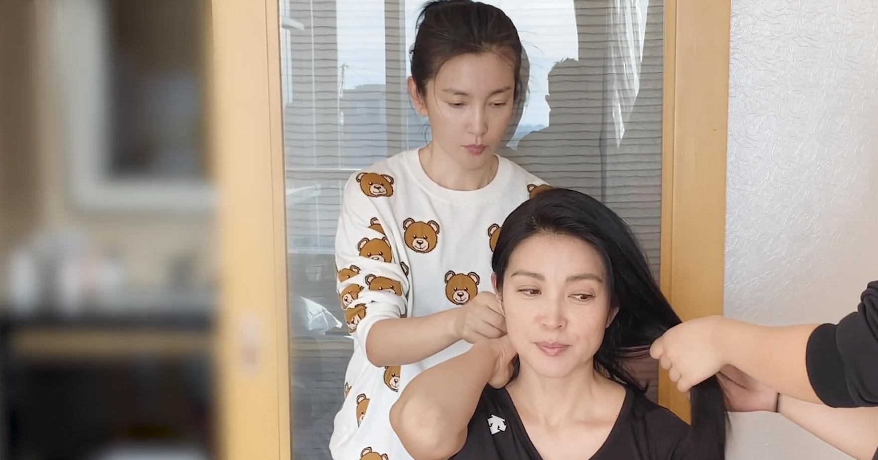 李雪露瞥向一边,似乎对当下的进度非常满意,露出了一丝满意的笑容