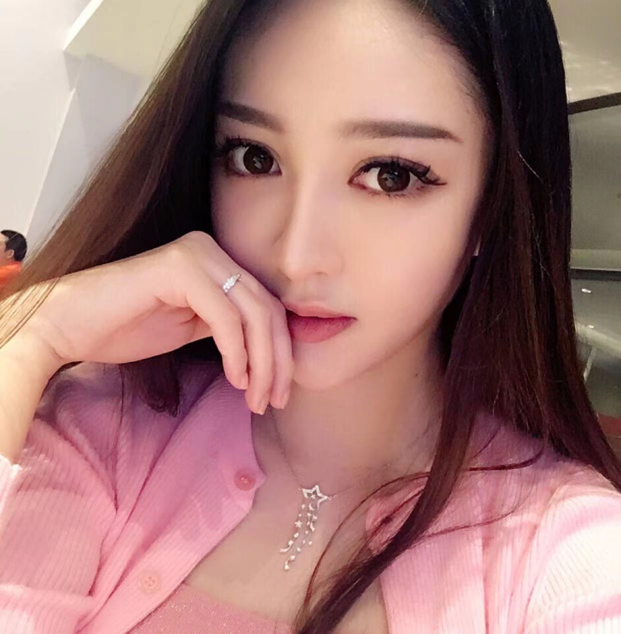 原创黄晓明绯闻女友叶珂旧照被扒离开滤镜颜值大跌被质疑换头