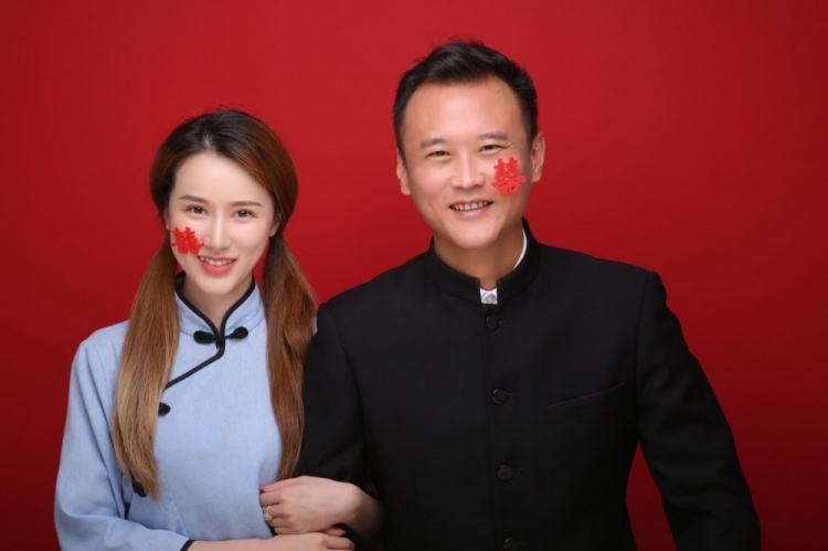 如今徐云龙已经43岁,而妻子应该比他小了近20岁.