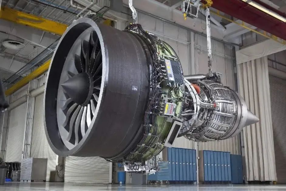 被火箭炮轰炸后的学校_乌航发巨头车间被俄军导弹摧毁_涡扇发动机