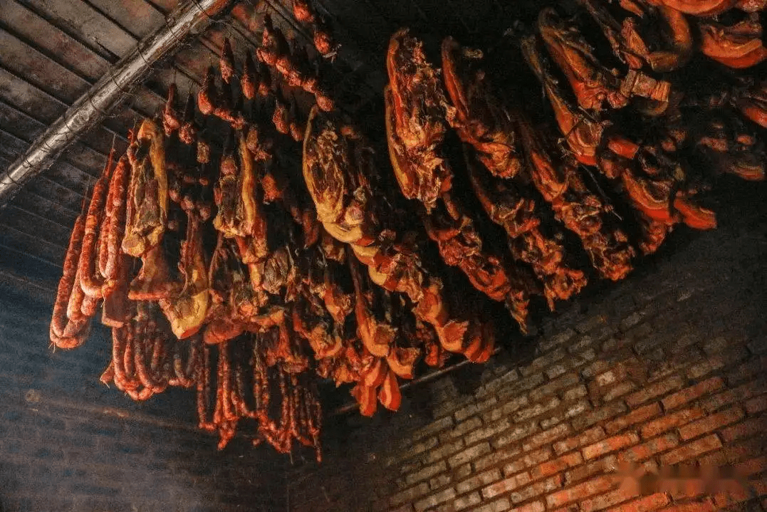 用来招待贵宾的四川臭猪肉,房梁上悬挂53年,却不腐烂依然能食用_腊肉