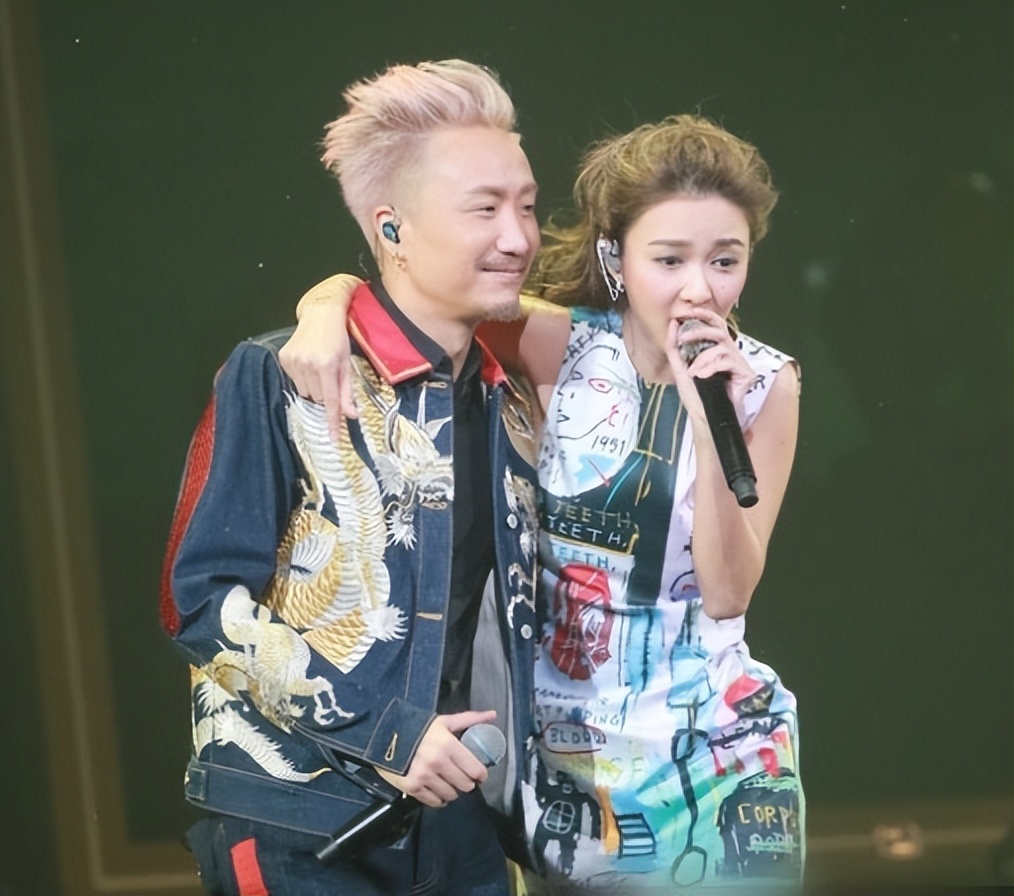 在郑中基迎娶余思敏之前,薛凯琪一直被视为绯闻女友.