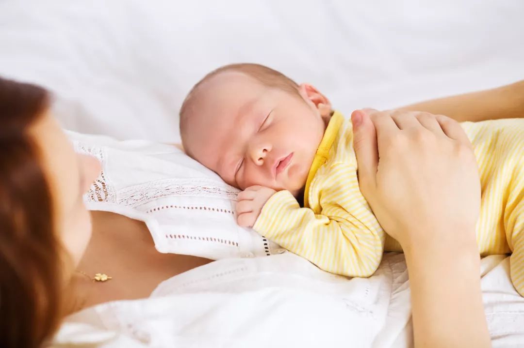 新手宝妈怎么哺乳都不顺手,侧躺、交叉、抱搂,到底哪个最适合？