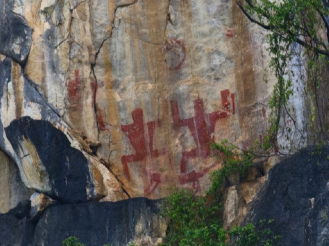 原创峭壁上的鬼影左江花山岩画