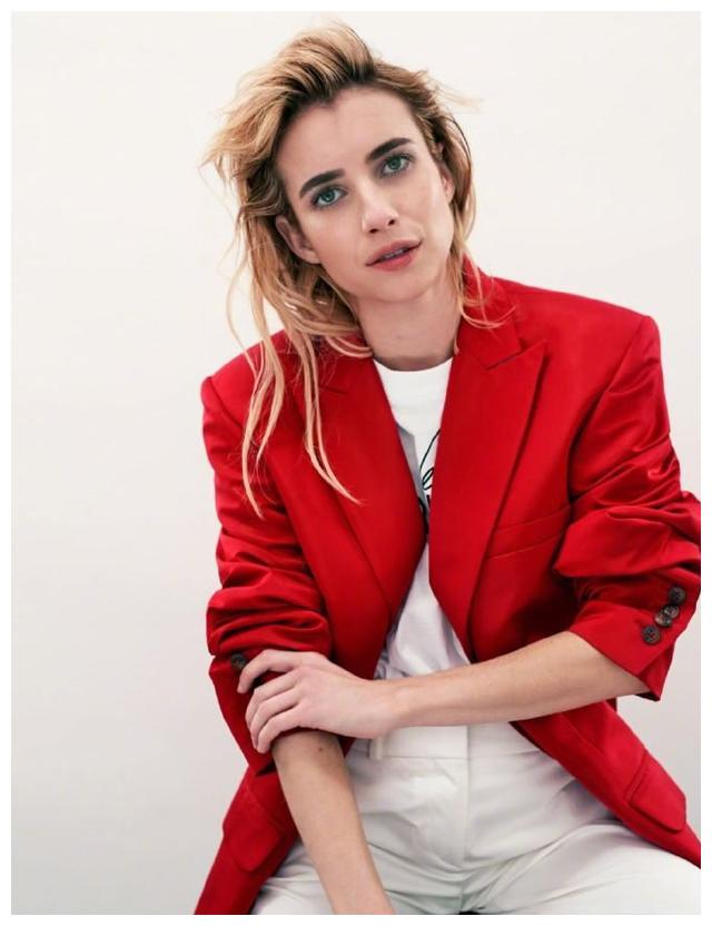 艾玛罗伯茨好酷,红色西装配白裤子知性大气很时尚,气质真不错