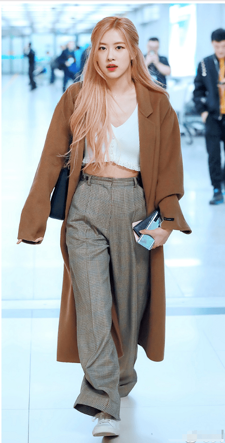 rosé朴彩英私服品味真是好卡其色大衣搭运动裤也这么好看