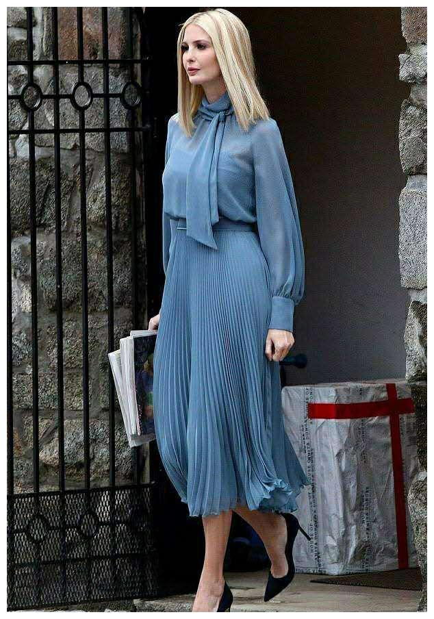 原创38岁伊万卡秀长腿大衣遮不住凹凸沙漏身被膝盖上松垮皮肤抢镜