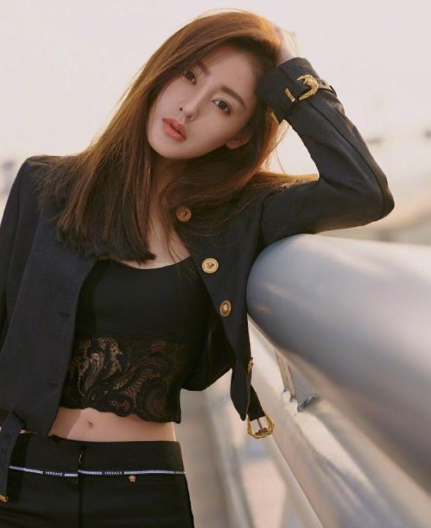 张天爱健身照走红,穿瑜伽服勒到极限,一旁男教练太帅了_锻炼_身材