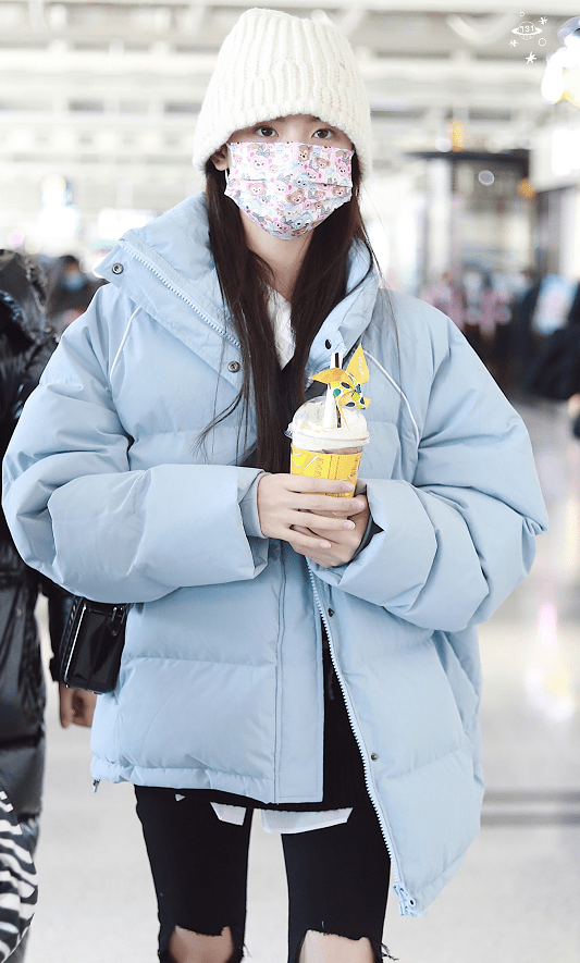 原创杨超越最新机场私服羽绒服搭破洞裤漫画腿羡煞旁人