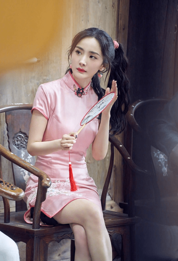 杨幂最新节目造型真惹眼双马尾搭粉色旗袍好身材藏不住