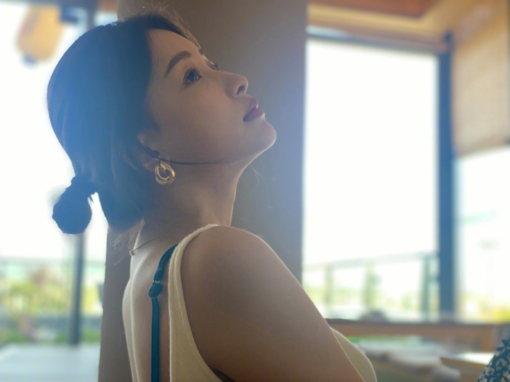 原创28岁孙怡晒美照穿吊带背心扎马尾少女感十足不像妈