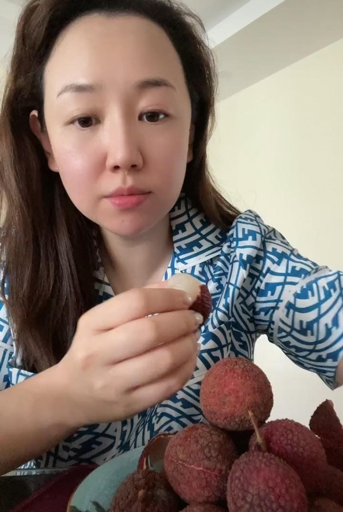 原创39岁童星关凌近照曝光素颜出镜瘦一大圈发视频怼让其漂亮网友