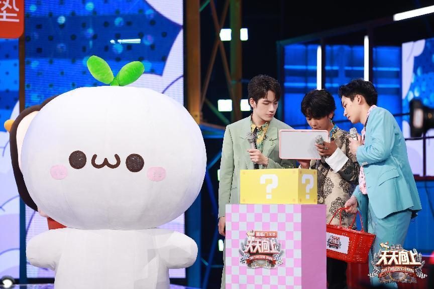 长草颜团子不仅外形可爱,还有着满满的综艺效果:在后续其他玩偶出场后