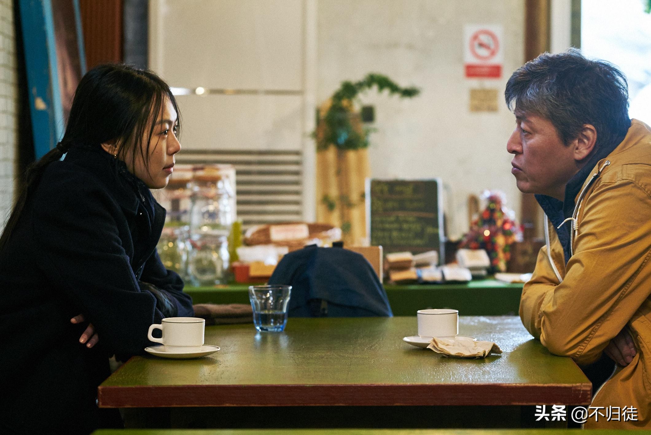 在父亲的引导下,金敏喜17岁那年出演了首部电视剧《学校二》她一举拿