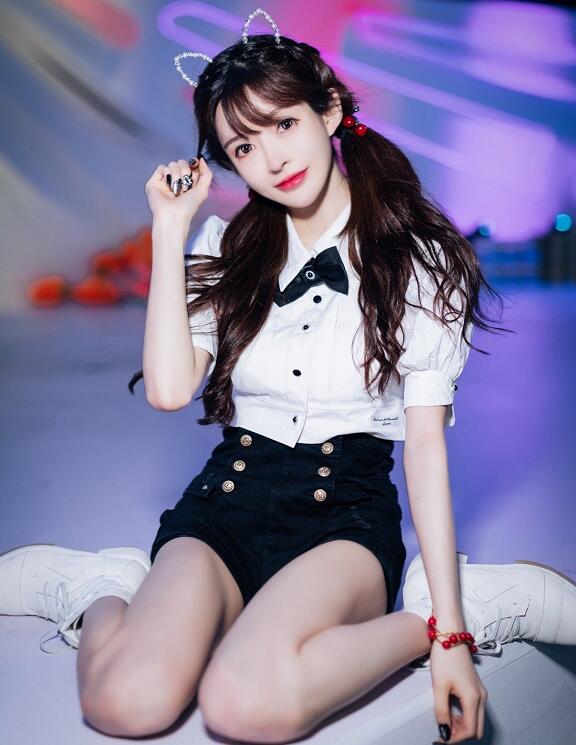 原创王羽杉晒美照庆祝粉丝破100万却因腿毛被嫌弃忘记修图了