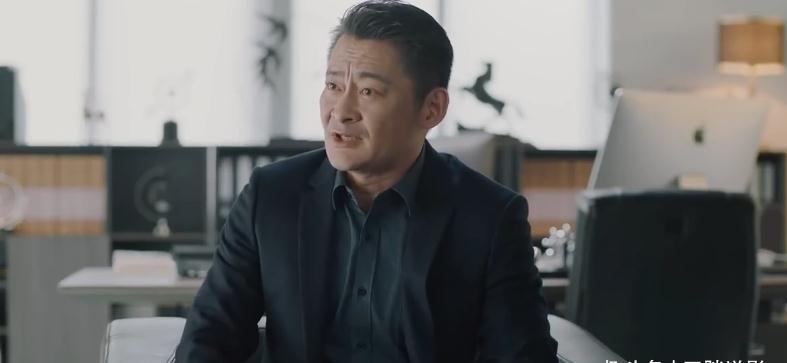 《紧急公关》中景岗山饰演的汪重洋是枫园集团的负责人,几年前因为林