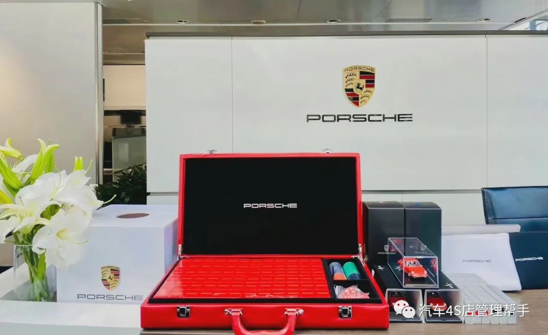 保时捷的转介绍政策,试驾礼,交车牌都啥样?这张照片让我凌乱了.