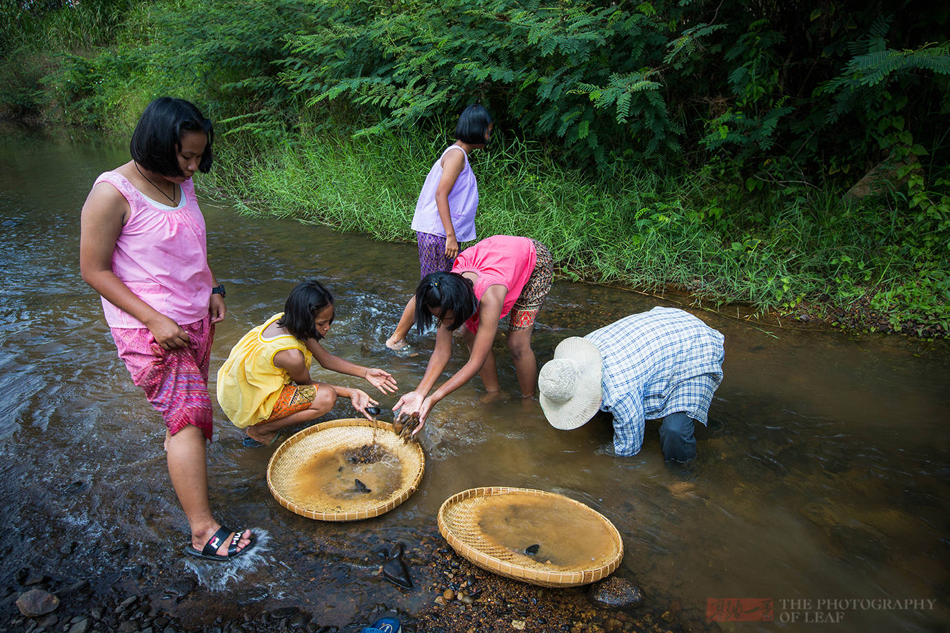 泰国神秘河流，往竹框里抓几把沙石，就能淘出宝石来，就这么神奇