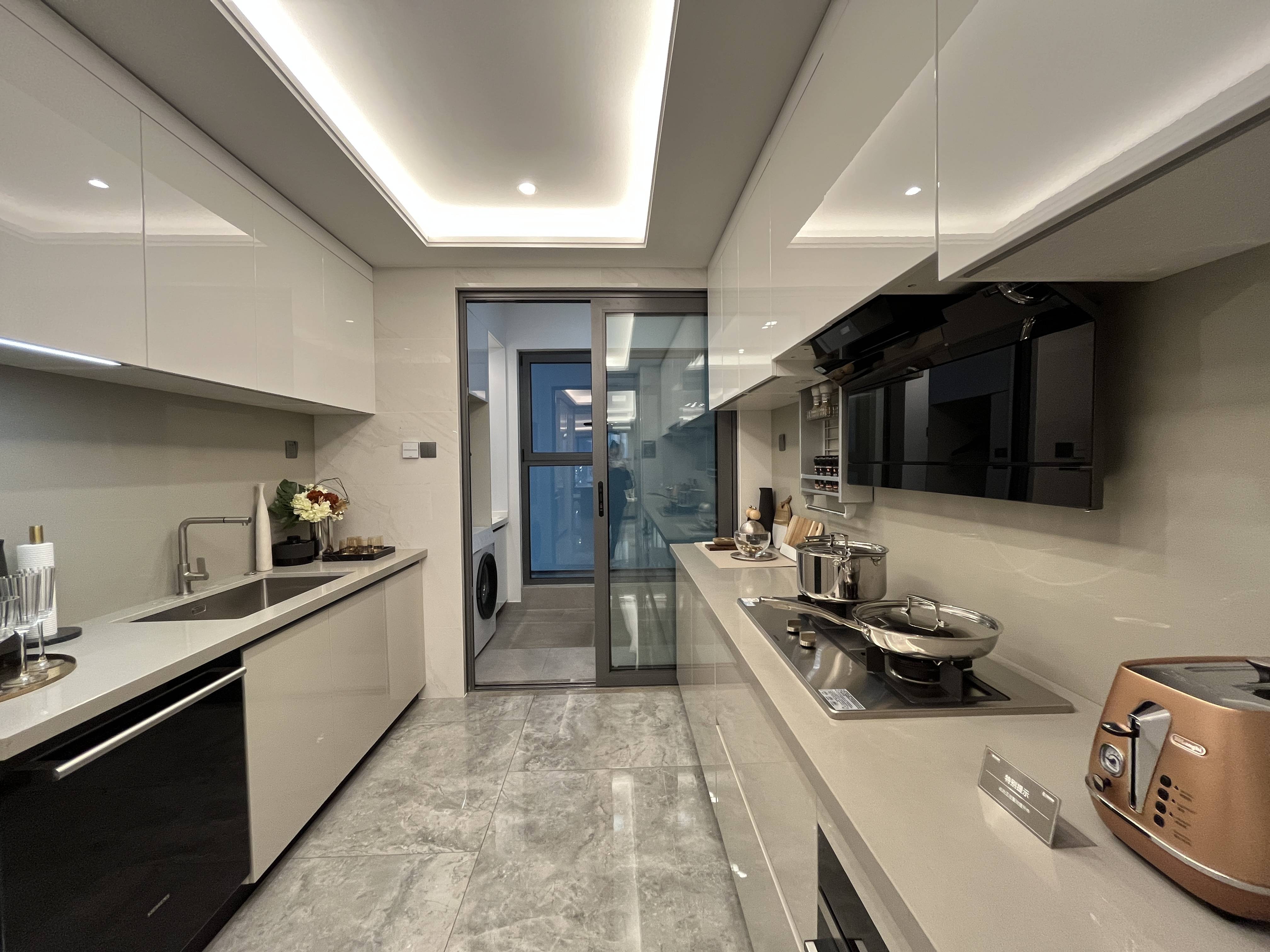 昆明俊发·俊尚峰多少钱一平方【售楼中心】_城市_生活_阳台