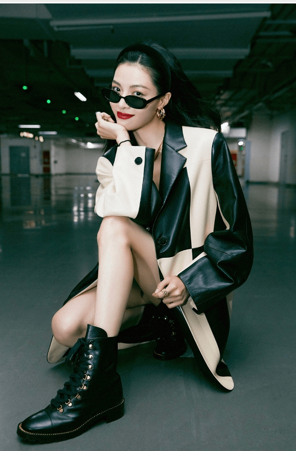 原创钟楚曦停车场也能拍大片穿短裙腿又细又长太过分了