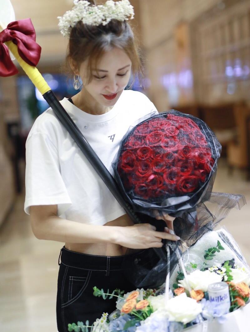 张歆艺41岁生日收获鲜花和爱