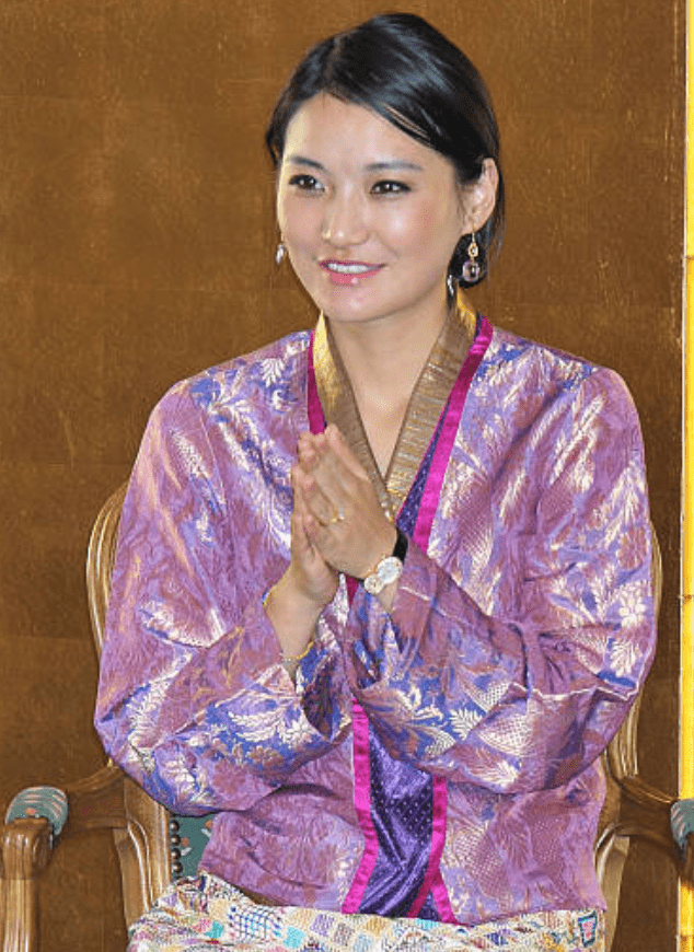 不丹32岁佩玛王后惊艳亮相笑靥如花陪着小王子祈祷老公成透明