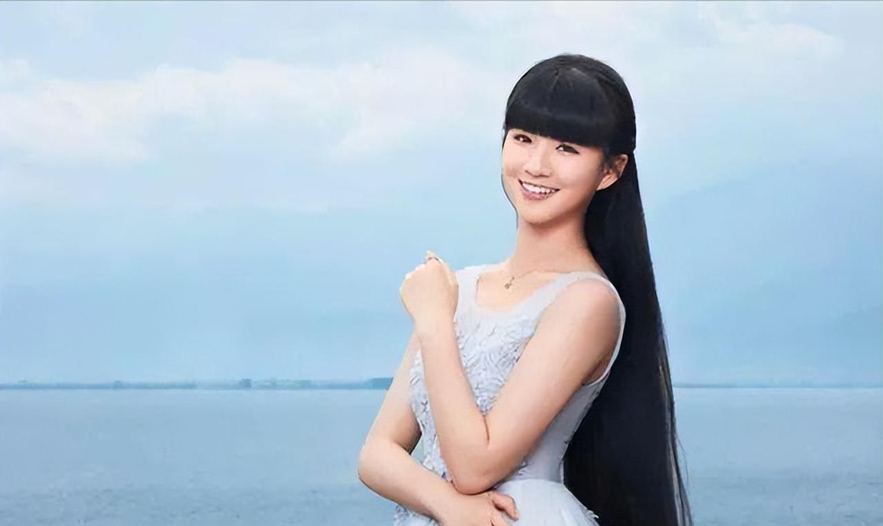 8年前一转成名的小彩旗现身夜店被拍妆容厚重穿衣另类