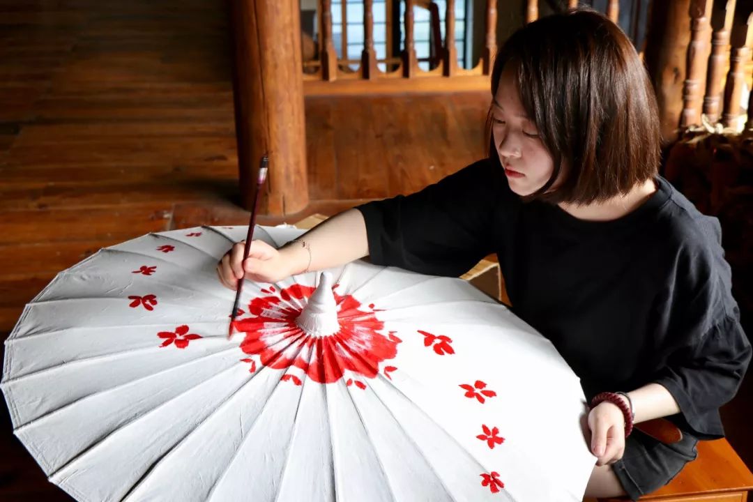 云南腾冲:丰富的非物质文化遗产吸引着八方客纷至沓来_油纸伞_荥阳