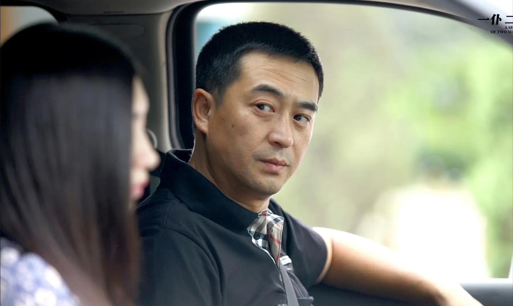 被前妻骂吃软饭,二婚娶同组演员的张嘉译,打扮低调现身做核酸_王海燕