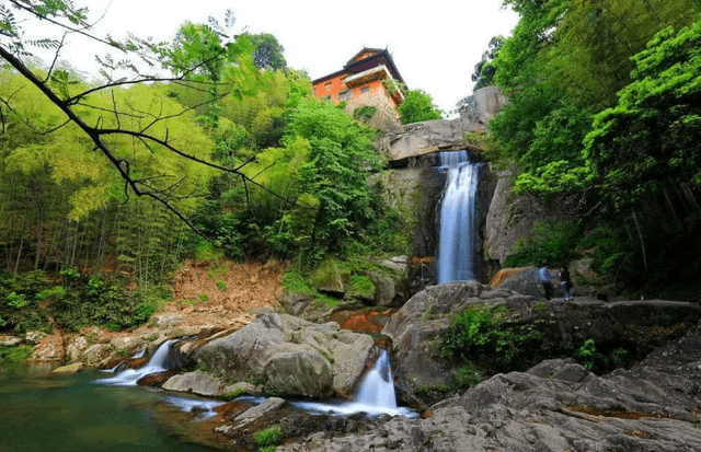 山,主峰海拔1098米,可欣赏云锦杜鹃,就在浙江中东部_天台山_景区_游客