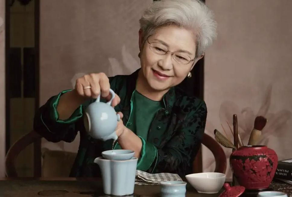 69岁傅莹风采依旧,一头银发配优雅穿搭真大气,不愧是最美外交官_西装