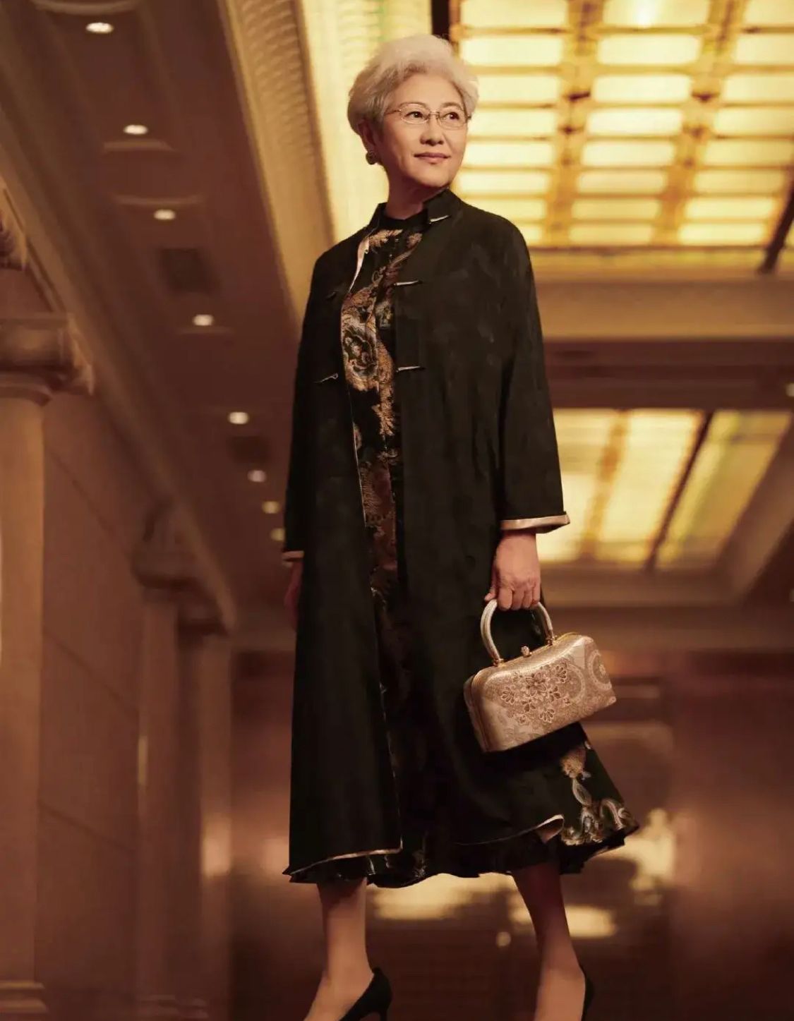 原创69岁傅莹风采依旧一头银发配优雅穿搭真大气不愧是最美外交官