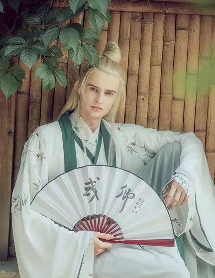 原创外国男孩因穿汉服意外走红抬头的那一刻网友动心了