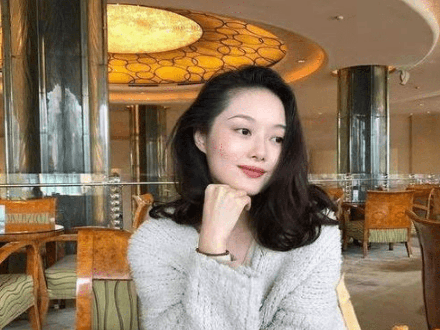 原创土味大脸妹网红晚晚的京圈名媛上位路以及她背后的两个男人