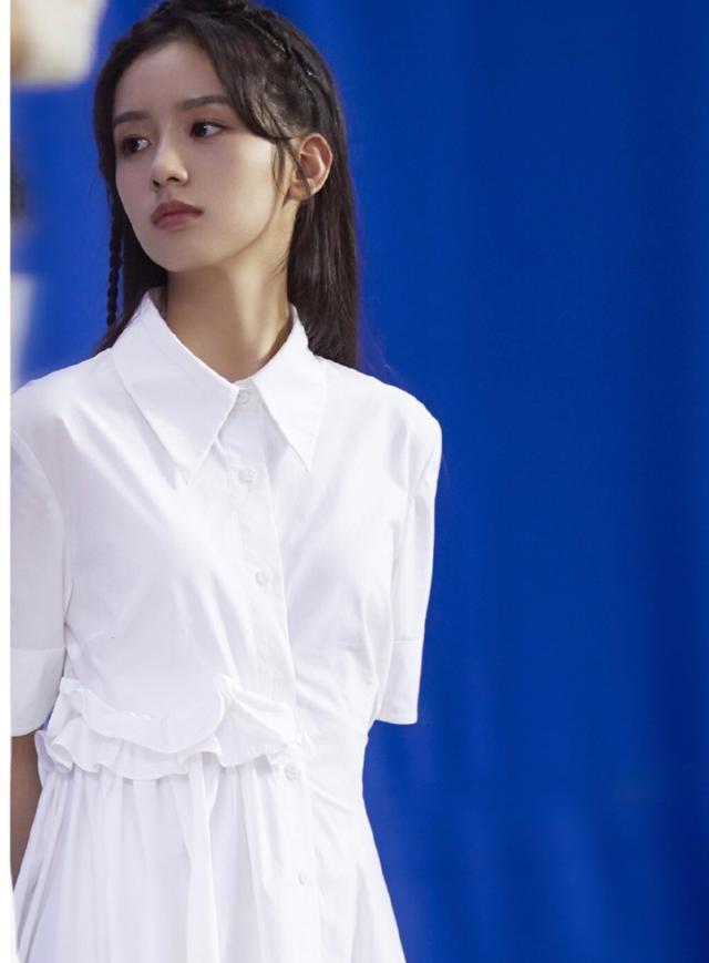 魏莱扮演者周也太会穿了v领小吊带时尚撩人身材婀娜多姿