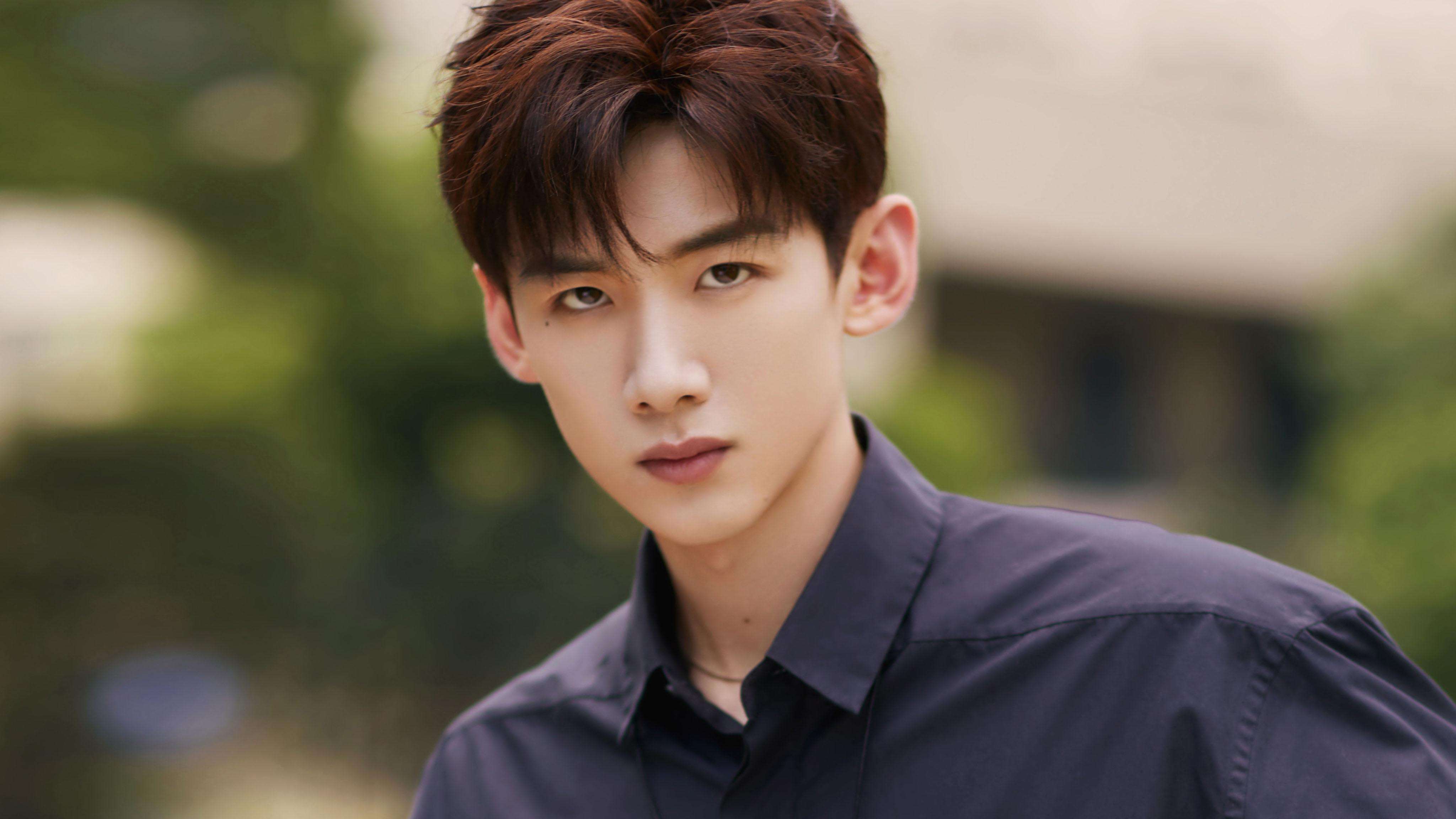 白敬亭不但颜值高而且可塑性还非常的强各种形象都凸显出帅气