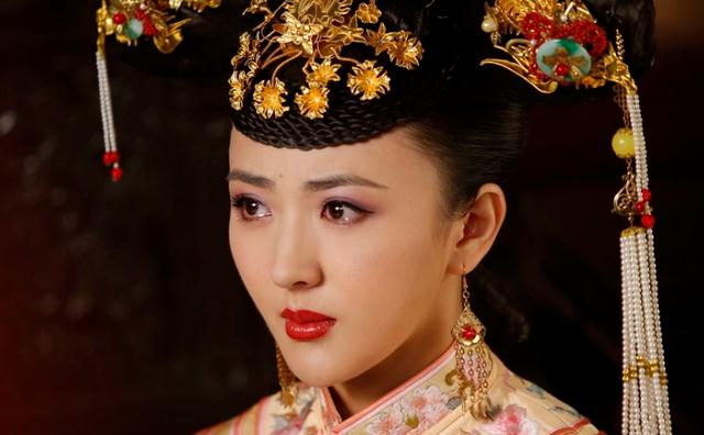 她长相太美被导演看中,与胡歌搭戏后爆红,曾做过