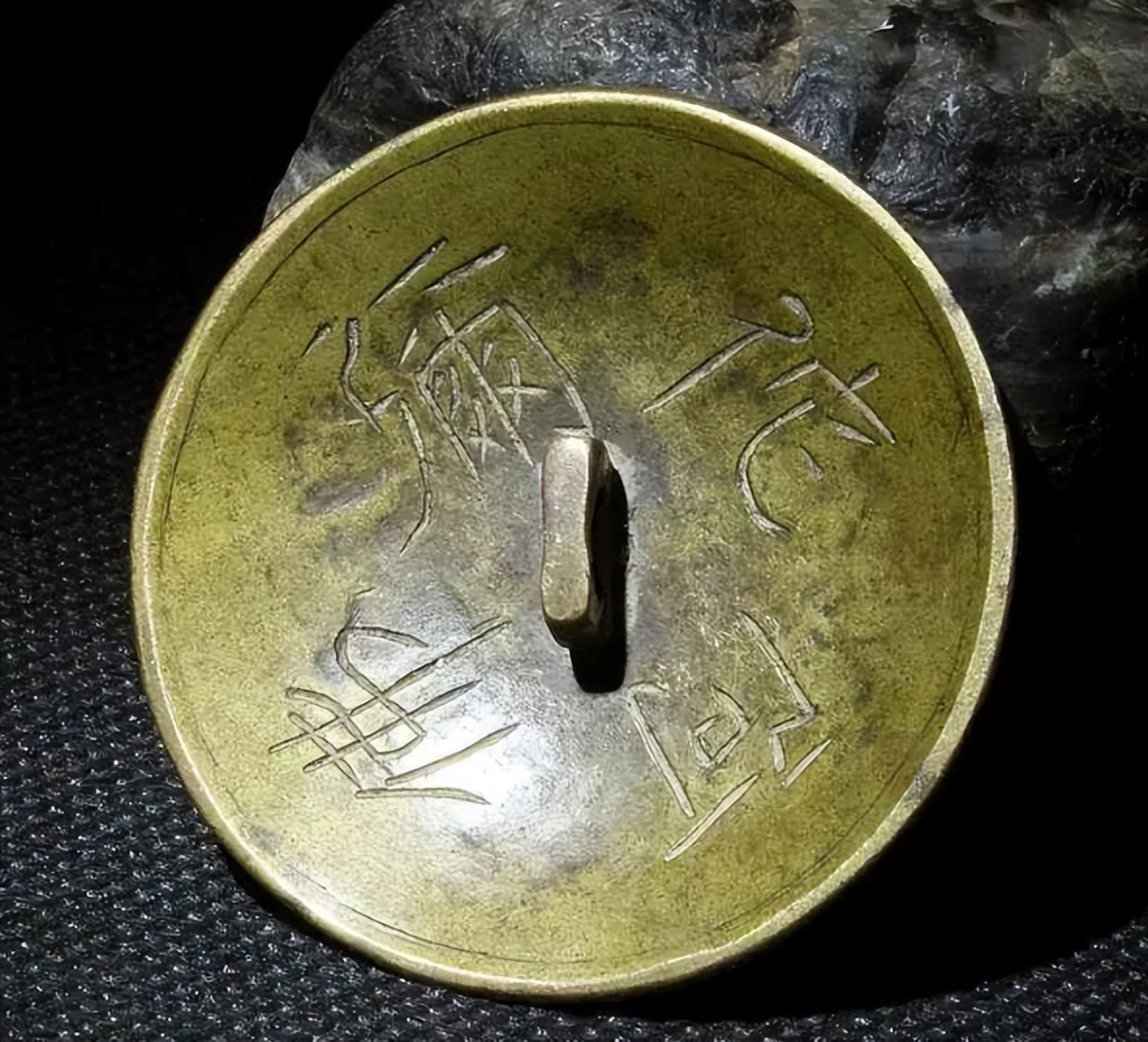 原创
古代铠甲有护心镜,它有两个明显作用,但暗藏的第三个作用才重要
