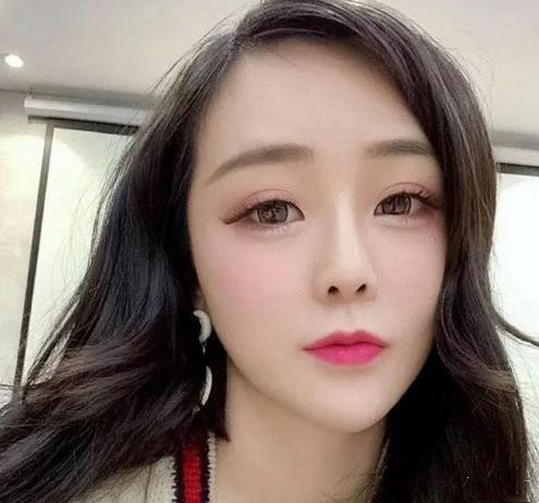 辛巴有争议的一位网红他3岁女儿罕露面被指不如妈颜值高