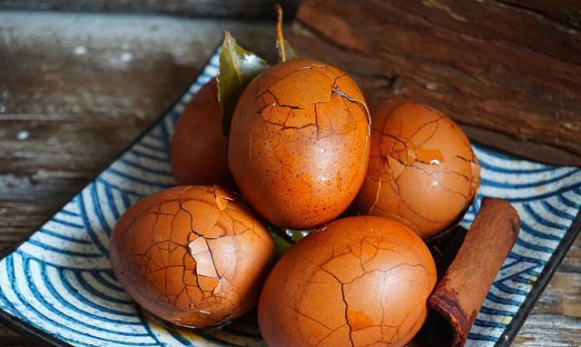 人人吃得起的茶叶蛋,这样做里外入味好剥皮,一家三口早餐吃不停_五香