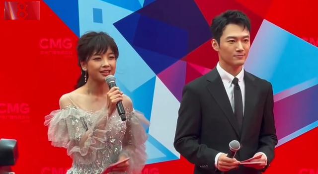 原创张韬和王冰冰主持走红毯仪式一个白纱裙一个黑西装宛如小两口