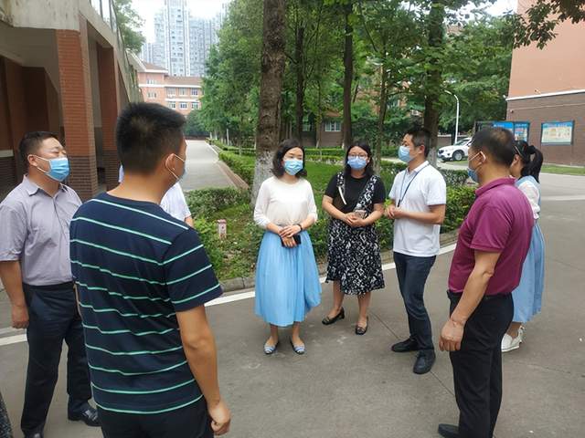 崇州市副市长郑宇到崇庆中学检查高考备考工作
