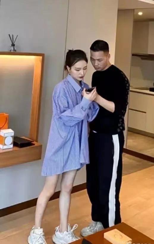 原创项思醒成过去式张科峰带新网红出镜笑开怀八头身美女身材惹眼