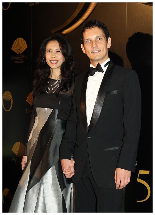 莫文蔚造型难得翻车,一袭拼接裙穿得像孕妇装,德国老公又高又帅_身材