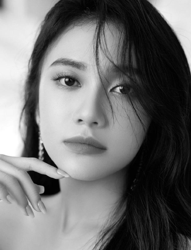 原创全新谋女郎晒怼脸写真养眼迷人手握两部作品跟着张艺谋走红毯