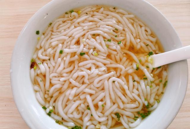 泥鳅粉是我们当地特色传统美食之一,泥鳅粉滑嫩可口有嚼劲,是我们当地