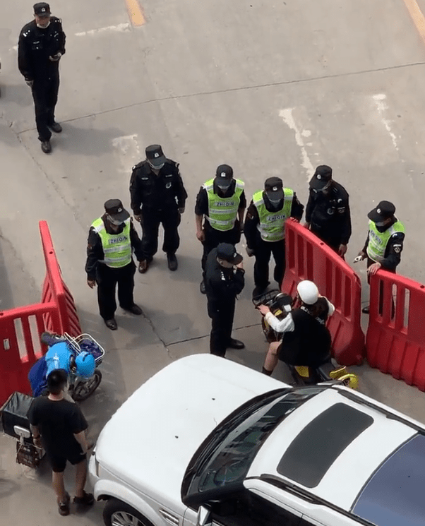 原创好嚣张辛巴复出出镜竟派人强行封路网红哪里来的特权