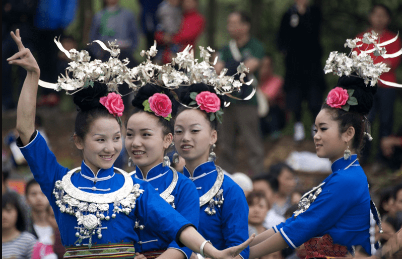 被誉为"短裙苗第一村",拥有三大景观,村民还在水上建粮仓_苗寨_新桥